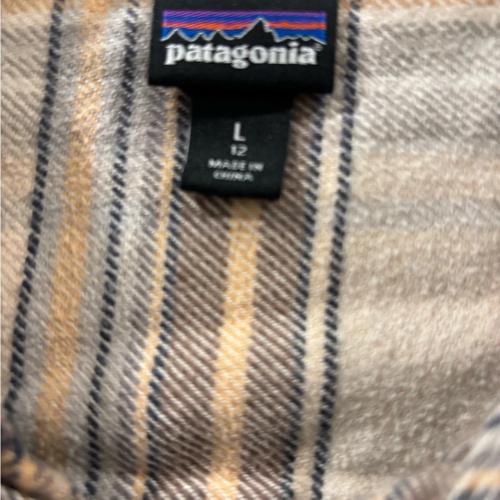 Patagonia Striped Shirt in Beige and Blue flannel used good conditions - Picture 8 of 9